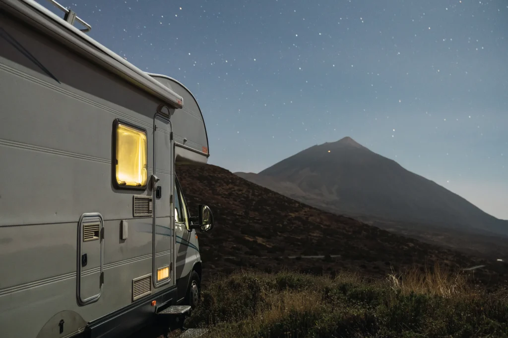 Autocaravana aparcada de noche frente al Teide, en Tenerife