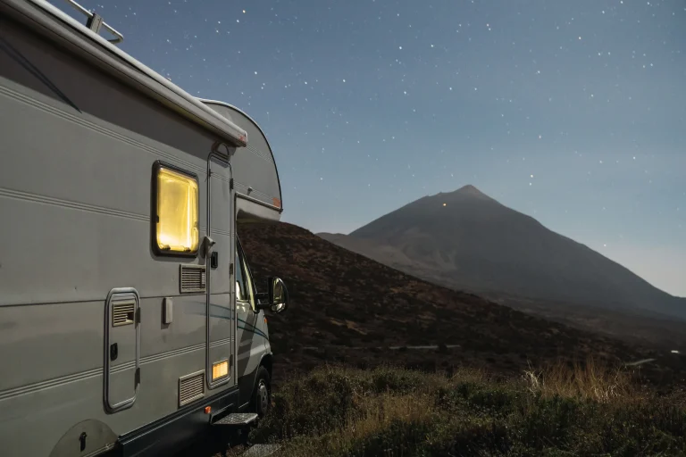 Autocaravana aparcada de noche frente al Teide, en Tenerife